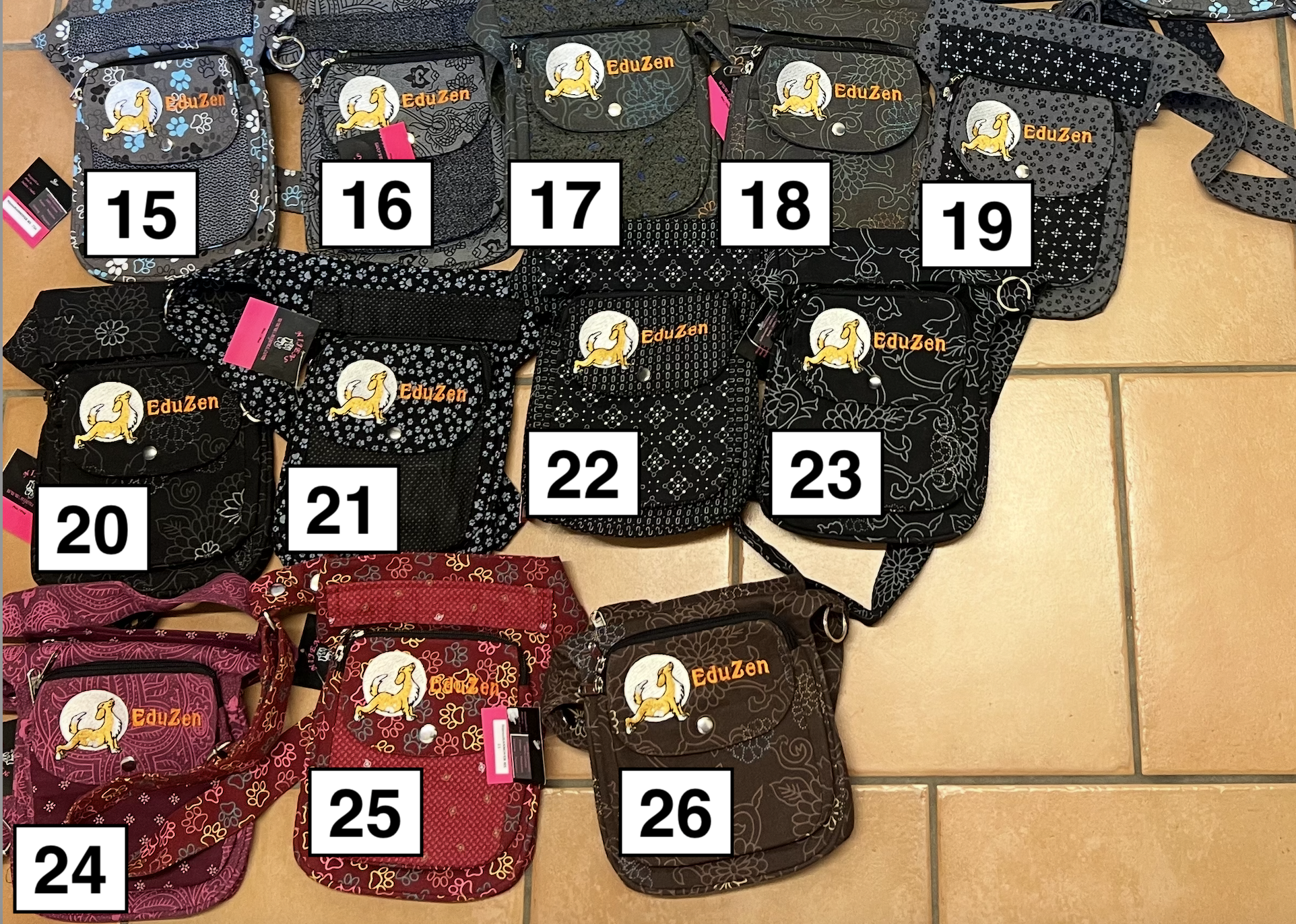 Les motifs dans les gris, noires et autres